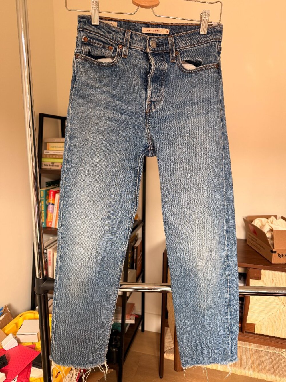 Levi’s Wedgie Straight Jeans Size 25 Raw Hem Medium Wash